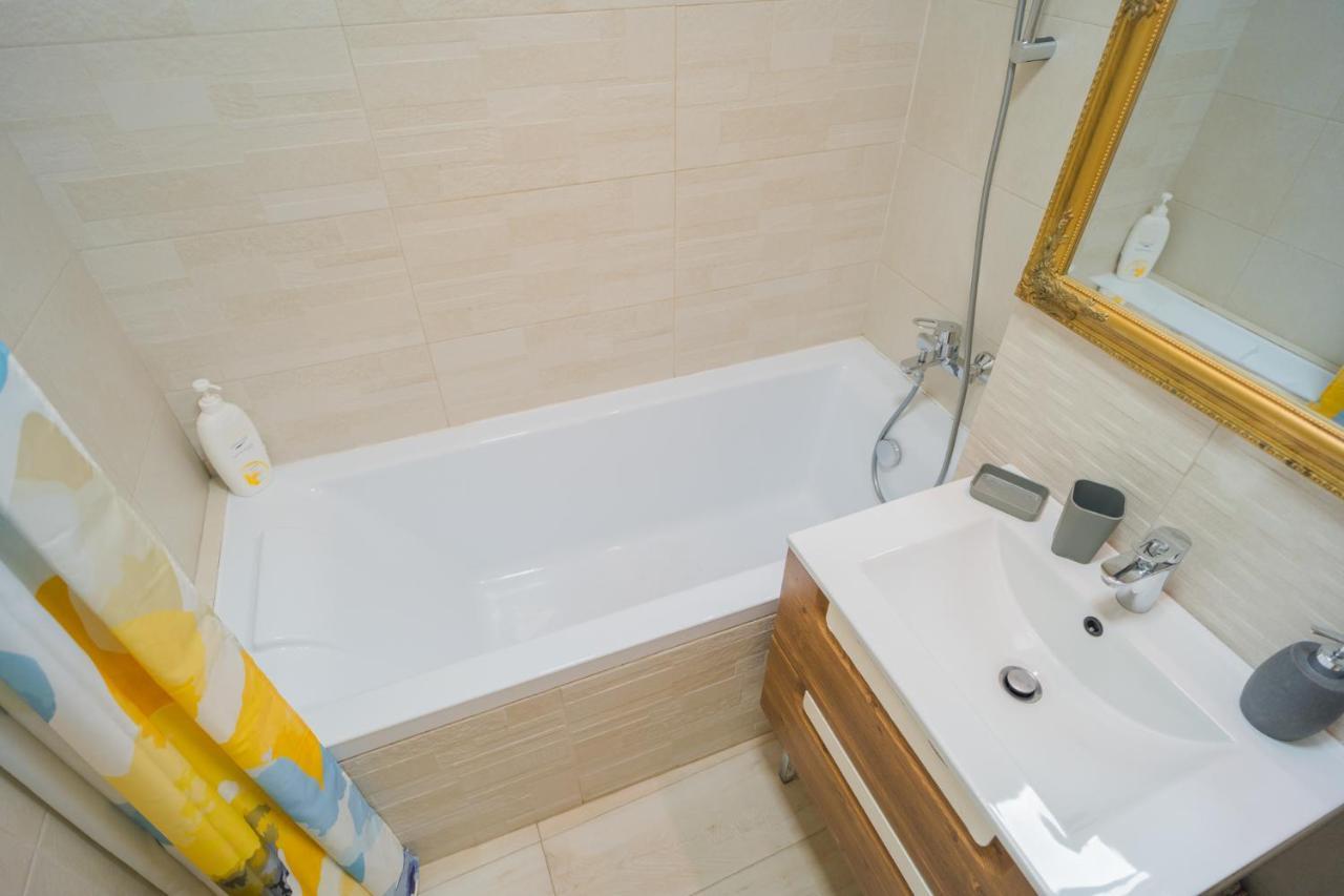 Cozy & Spacious 2Br Apartment With Netflix ブカレスト エクステリア 写真