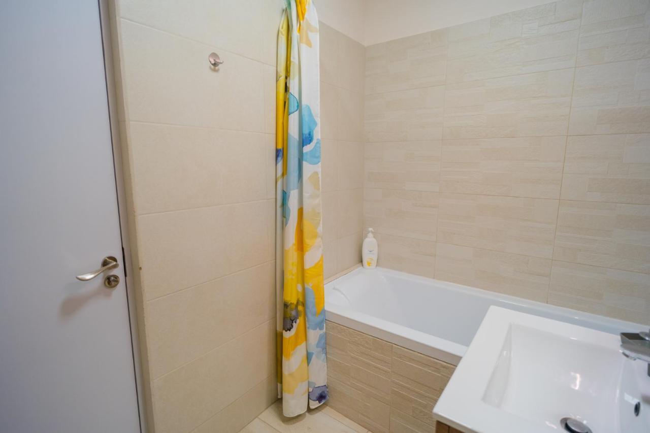 Cozy & Spacious 2Br Apartment With Netflix ブカレスト エクステリア 写真