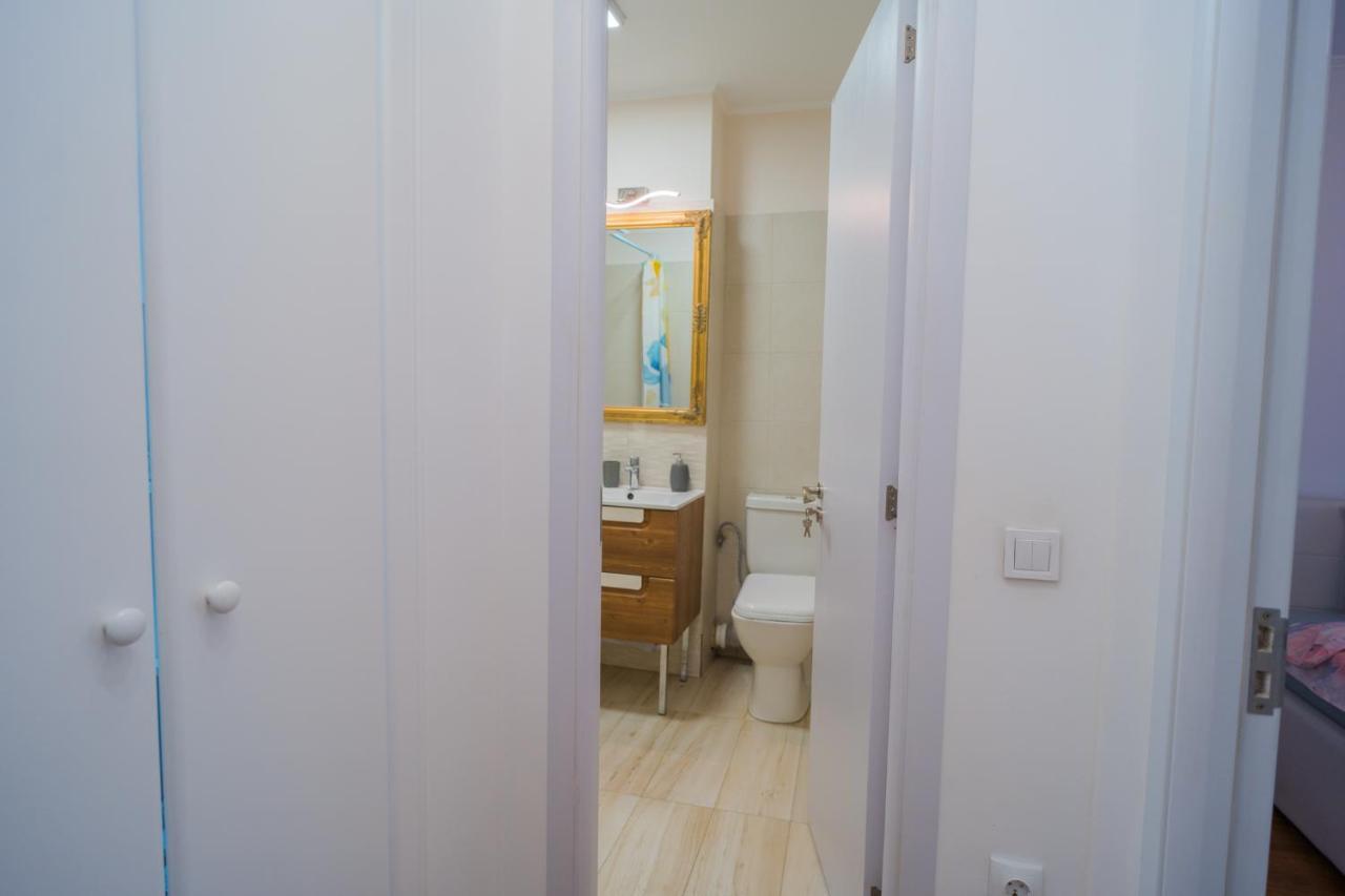 Cozy & Spacious 2Br Apartment With Netflix ブカレスト エクステリア 写真
