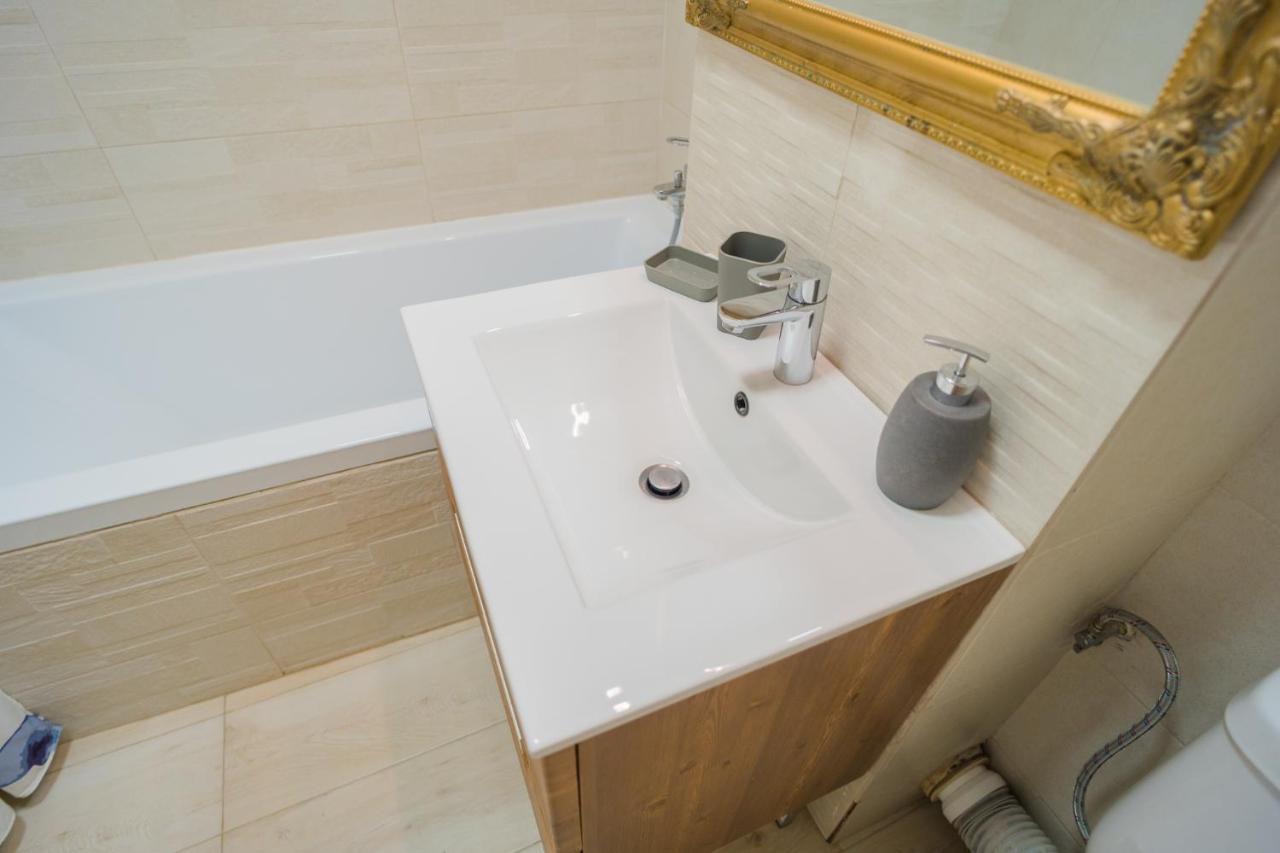 Cozy & Spacious 2Br Apartment With Netflix ブカレスト エクステリア 写真