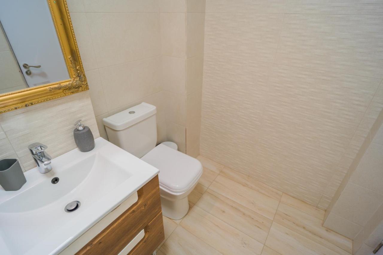 Cozy & Spacious 2Br Apartment With Netflix ブカレスト エクステリア 写真