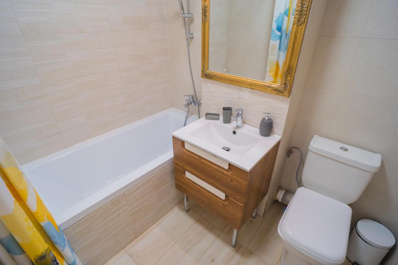 Cozy & Spacious 2Br Apartment With Netflix ブカレスト エクステリア 写真